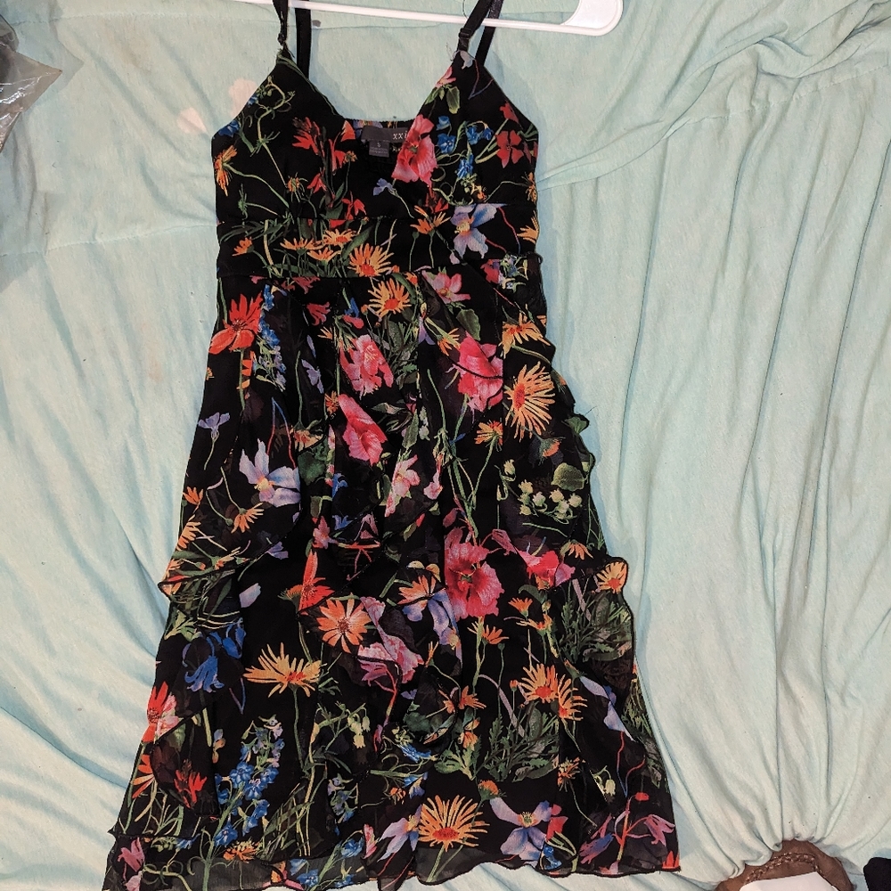 Dresses - Picture 7 of 9